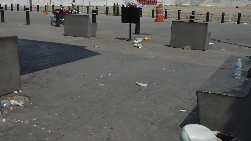 Usuarios exigen mayor limpieza en zona de espera afuera del Hospital General de Irapuato
